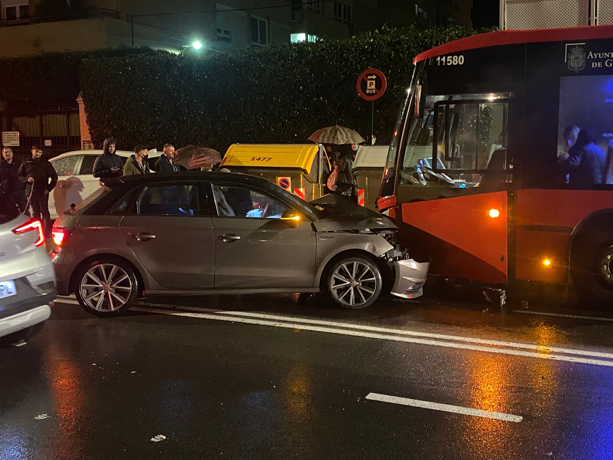 Dos pasajeros de un autobús heridos tras chocar contra un coche en la Carretera de la Sierra