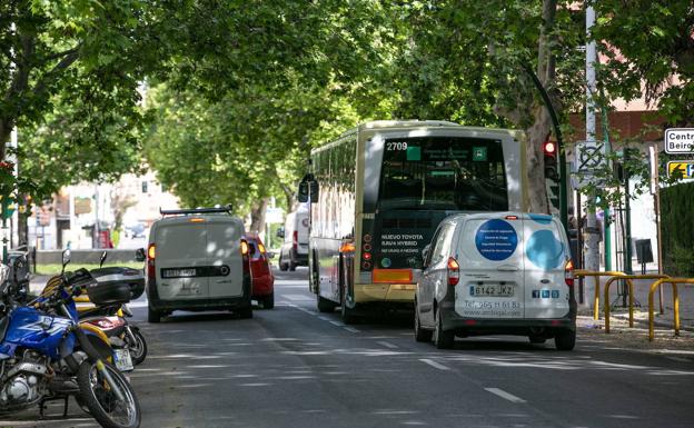 Condenada por dar 'bolsazos' a los policías que acudieron a calmarla en un banco de Granada
