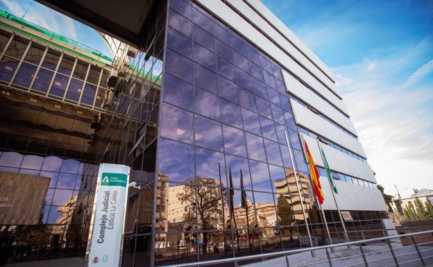 Absuelven al dueño de una funeraria de Granada denunciado por la caída de un portón