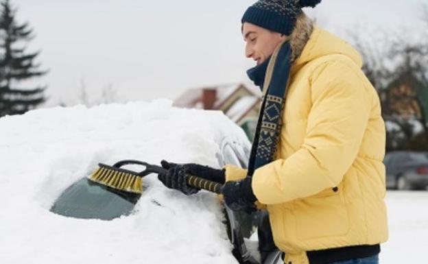 Esta es la multa de la DGT si llevas el abrigo puesto mientras conduces
