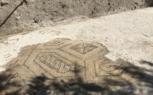 Restos de una villa romana y un mosaico de gran tamaño aparecen en la yacimiento El Altillo de Rus