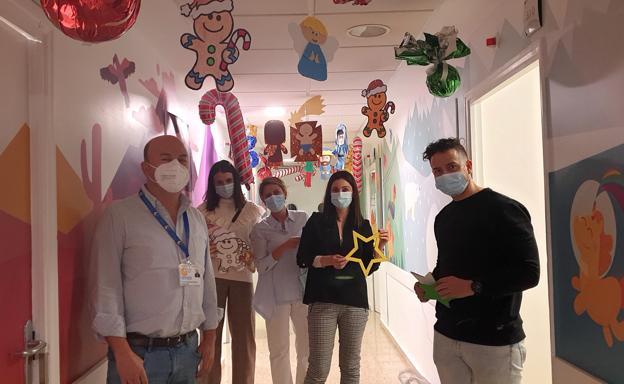 La decoración navideña llena de magia las plantas infantiles del hospital de Jaén