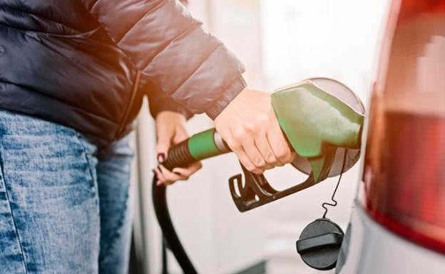 Un cambio radical en el precio de la gasolina deja en el alambre el descuento actual