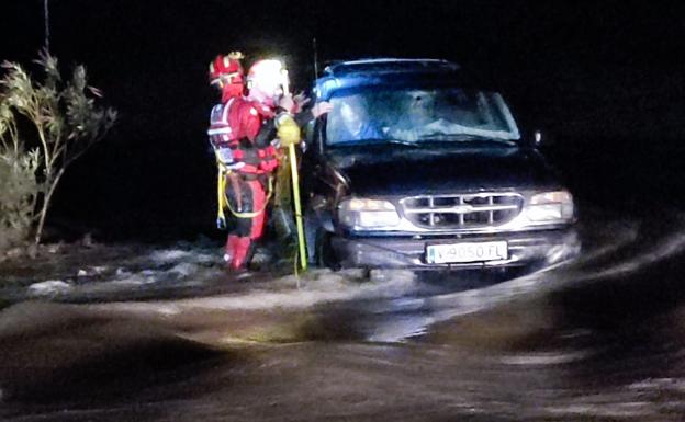 Rescatadas de madrugada dos personas cuyo vehículo había quedado atrapado en un arroyo en Castellar