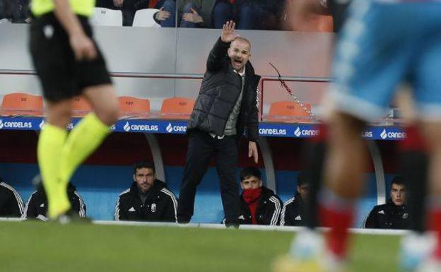 Paco López: «No se pueden generar más ocasiones fuera de casa, incluso con uno menos»