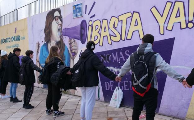 «Lamentable acto de vandalismo» en el mural feminista del IES Virgen del Carmen
