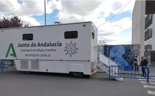 La Junta licita por 1,4 millón el transporte de vacunas desde Granada y Sevilla hasta los hospitales andaluces