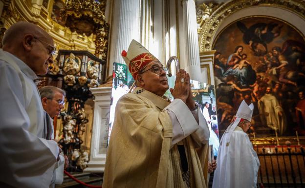 El arzobispo de Granada pide «perdón por los pecados que haya podido cometer» ante su renuncia
