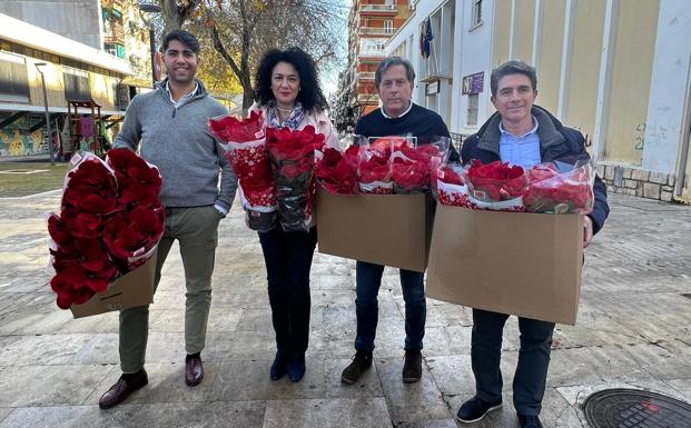 El PP aplaude la labor de los comerciantes con la entrega de flores de Navidad