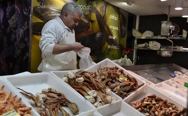 Los jienenses llenan los mercados para preparar la cena de una Nochebuena como las de siempre