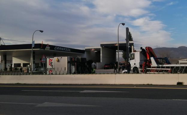 Un camión volcado en Santa Fe provoca fuertes retenciones durante horas en la A-92