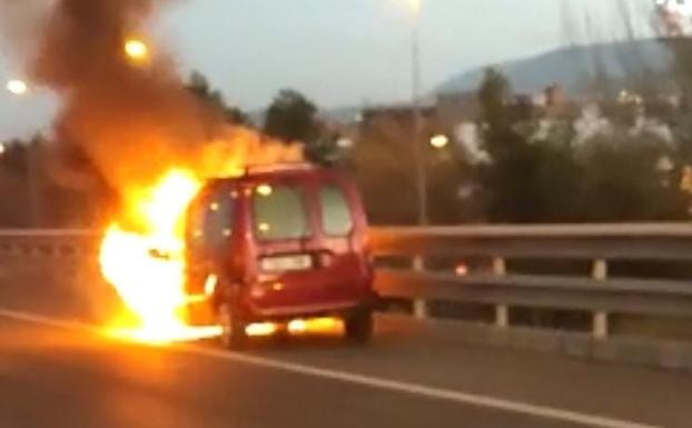 Arde una furgoneta en mitad de la Circunvalación