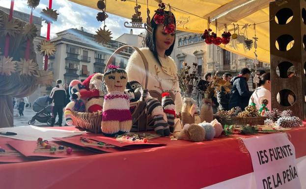 La plaza de la Catedral, escenario de baile, cante y venta de artículos en beneficio de la asociación ALES
