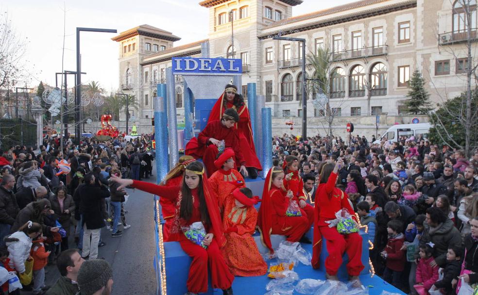 La carroza de IDEAL vuelve un año más cargada de peluches y caramelos