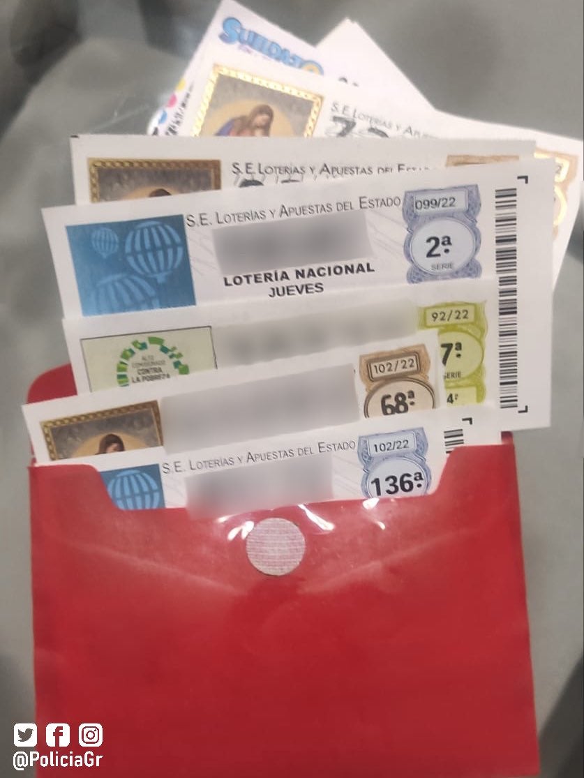 El policía de Granada que ha recuperado seis décimos de Lotería de Navidad extraviados