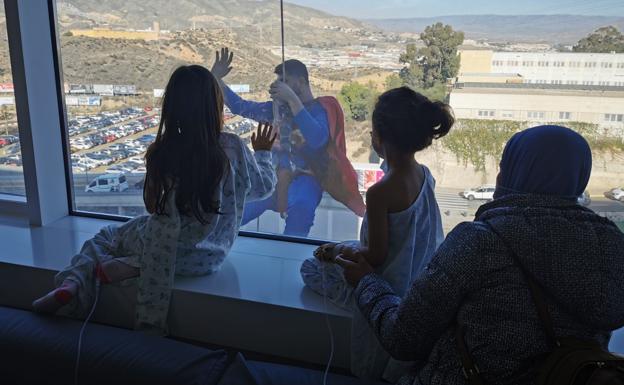 Los súper héroes se descuelgan por la fachada del Materno y felicitan la Navidad a los menores ingresados