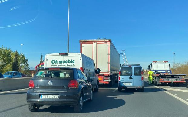 Una colisión provoca varios kilómetros de retenciones en la Circunvalación de Granada