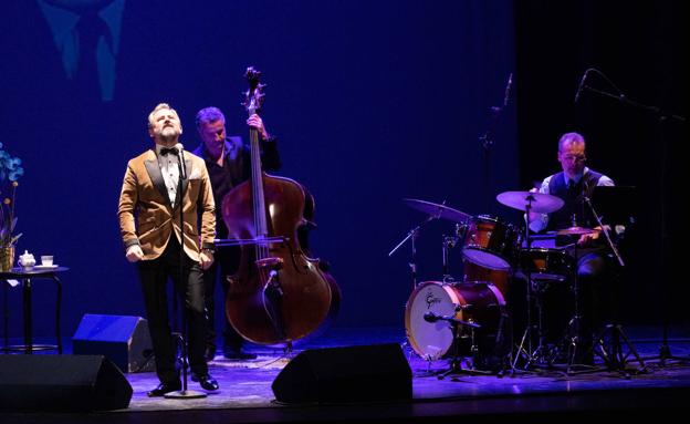 Fran Llorens revivió la música navideña de grandes estrellas americanas