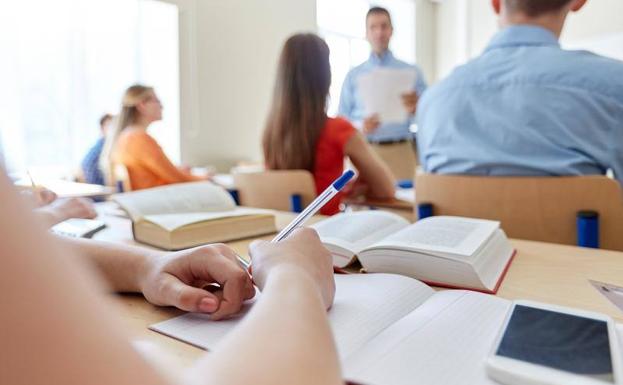 Italia prohíbe el uso de móviles en las aulas y compara su adicción con la cocaína