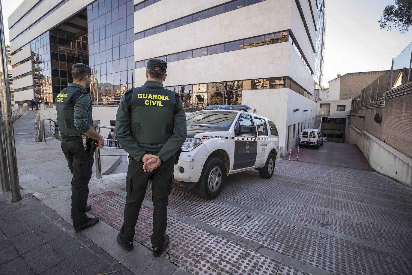 Encarcelan en Granada al anciano que tiroteó a un vecino y a su propia mujer cuando mediaba