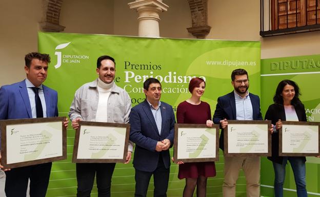 Enara López, periodista de IDEAL, recibe el Premio de Periodismo de Diputación en la modalidad de prensa escrita