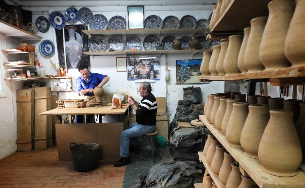 Zambomberos de Granada, la 'resistencia' de la tradición navideña