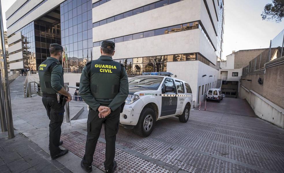 Encarcelan en Granada al anciano que tiroteó a un vecino y a su propia mujer cuando mediaba