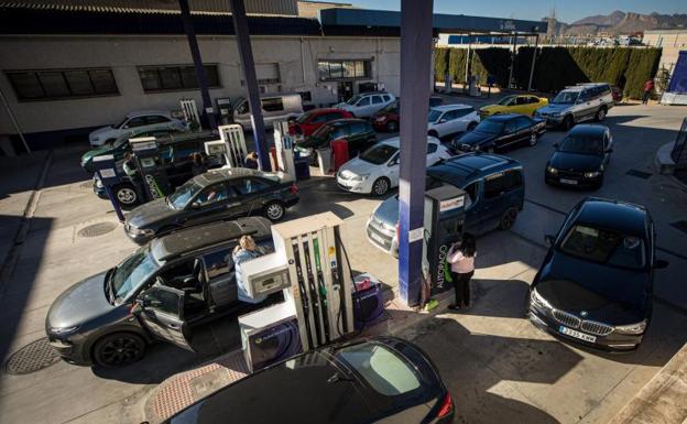 Colas en Granada para repostar antes de 2023: «Los precios volverán a subir»