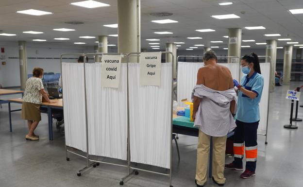 La vacunación de la covid se frena y Salud abre la cuarta dosis a toda la población