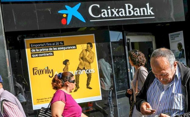 CaixaBank lanza un aviso a pensionistas y trabajadores por su Renta en 2023