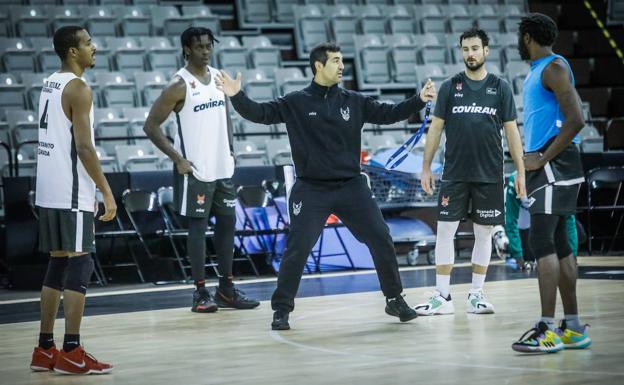 Un Covirán sumido en la desgracia acude a Tenerife