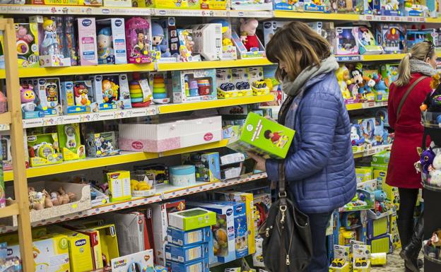 El agujero económico de la Navidad: Los almerienses se gastan 800 euros