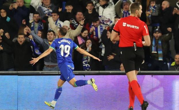 El doblete de Mayoral da un respiro al Getafe