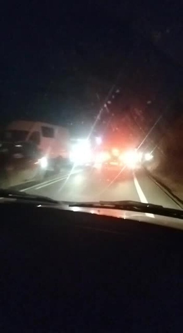 Miles de vehículos colapsan la carretera de La Peza para asistir a una presunta fiesta ilegal