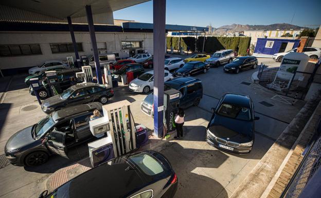Colas en las gasolineras para aprovechar los últimos días de los 20 céntimos