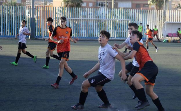 Tarjeta verde al entrenador cadete del Cultural Asako, que vuelve a liderar