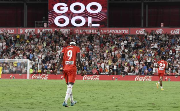 El Sevilla aconsejó a Sadiq que presionara al Almería para ficharle