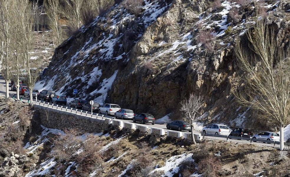 La Junta plantea carriles y variantes para borrar los atascos de la carretera de la Sierra