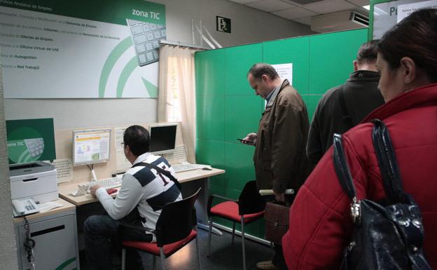 Almería cierra 2022 con 53.000 parados, 3.000 menos de los que tenía al comenzar