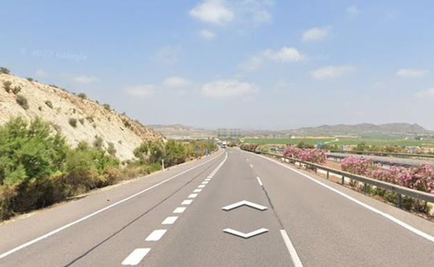 Cortado un carril de la A-7 entre Vera y Garrucha tras arder un camión frigorífico