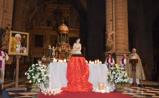 Emoción en la vigilia dedicada al Papa emérito en la Catedral de Jaén