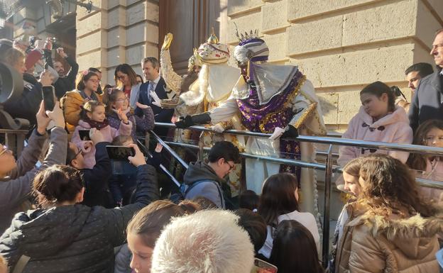 Cientos de niños reciben con gran ilusión a los Reyes Magos en la Plaza de la Catedral