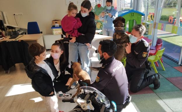 Reyes Magos de uniforme llevan la ilusión a los niños del Hospital de Jaén