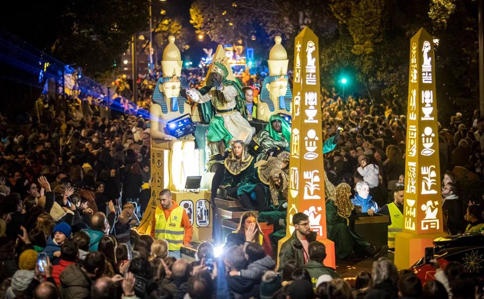 La más deseada epifanía congrega a 200.000 personas en la Cabalgata de los Reyes Magos de Granada