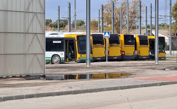 Los últimos autobuses de Castillo, situados en las cocheras del tranvía, tienen los días contados