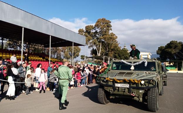 Los Reyes Magos visitan la Brigada de La Legión