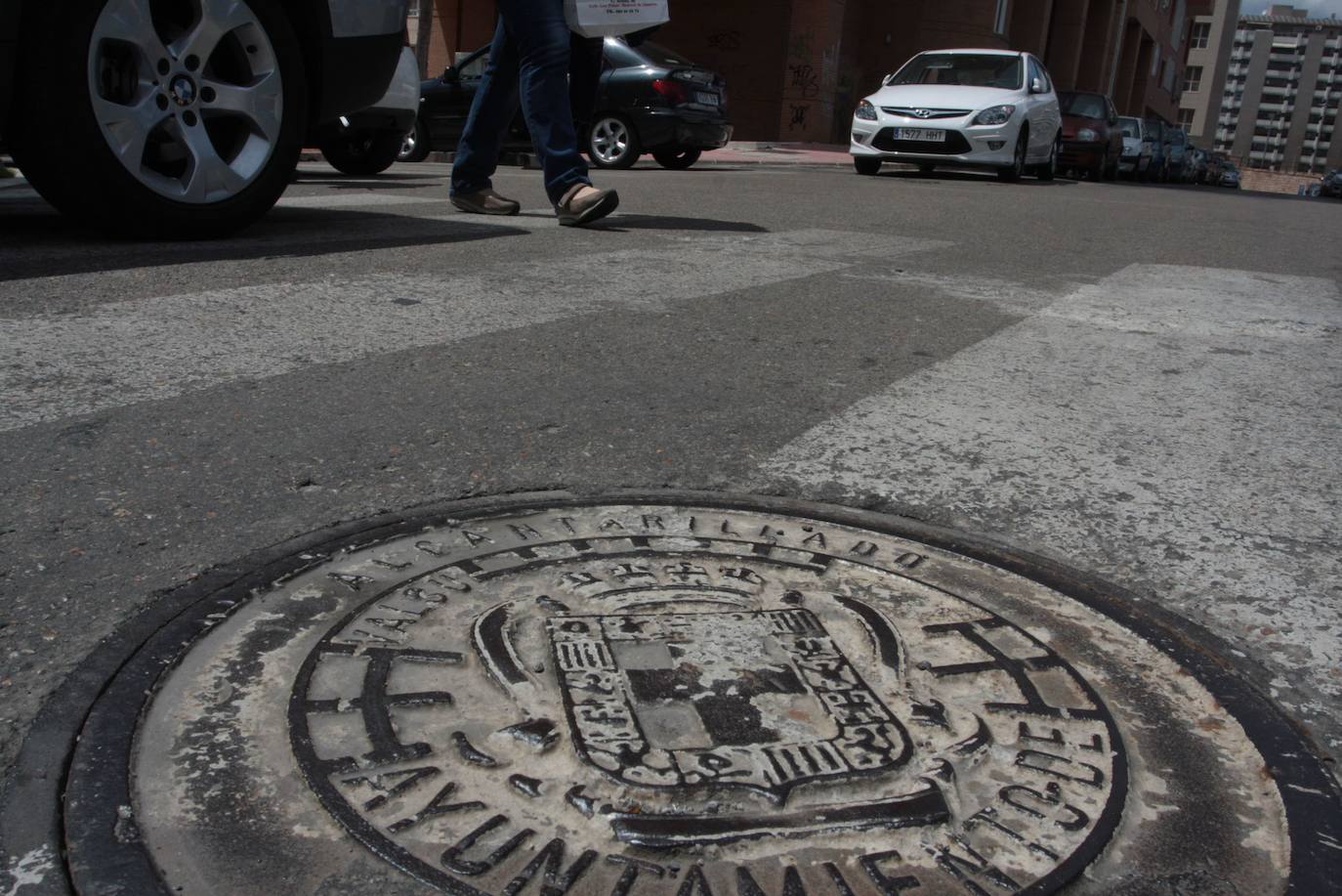 El Ayuntamiento de Almería debe indemnizar a una vecina que se cayó por una arqueta «mal colocada»