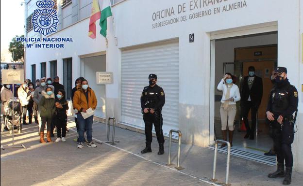 El Defensor Andaluz investiga trabas y retrasos en los informes de arraigo de extranjeros en los municipios