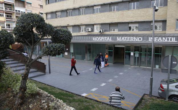 El padre de un niño ingresado en el Materno agrede a un auxiliar del servicio de seguridad