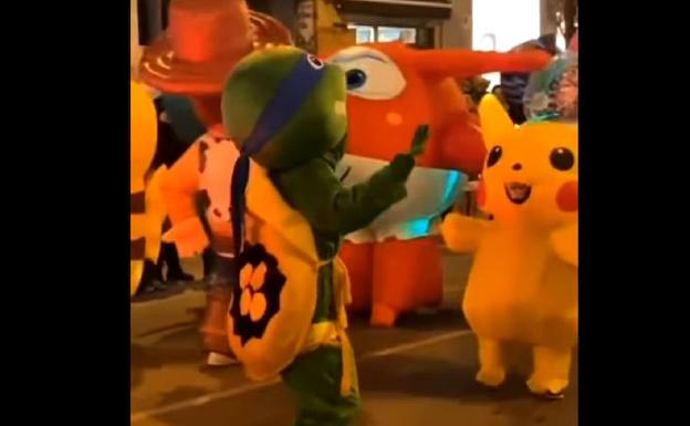 La cabalgata de Guadix se vuelve viral en redes por los simpáticos bailes de sus participantes